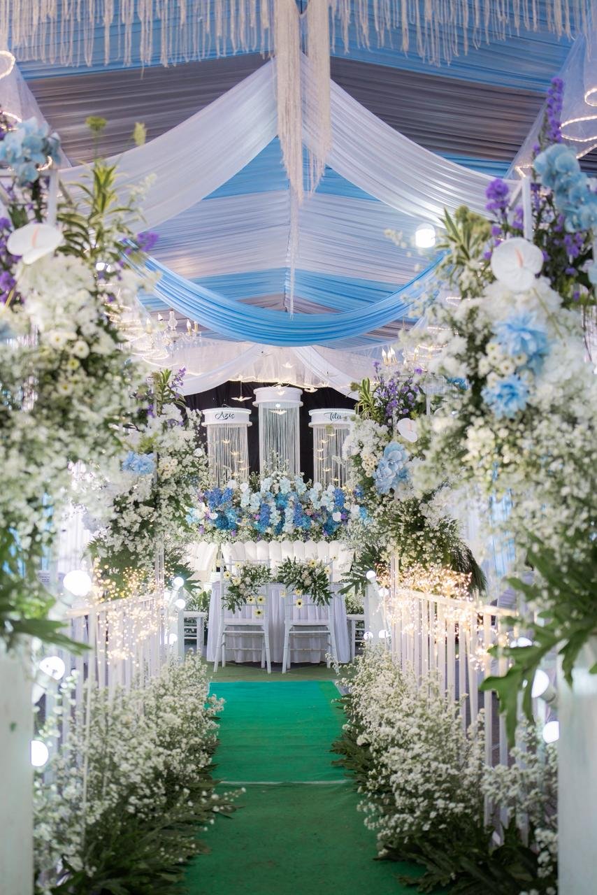 Tenda Pernikahan Besar yang Dipasang Rapi untuk Resepsi di Sebuah Lokasi di Pancoran