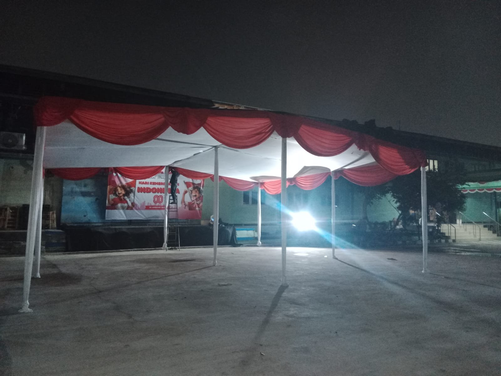 Pemasangan Tenda Dekorasi Profesional untuk Acara Launching Produk Corporate di Pancoran