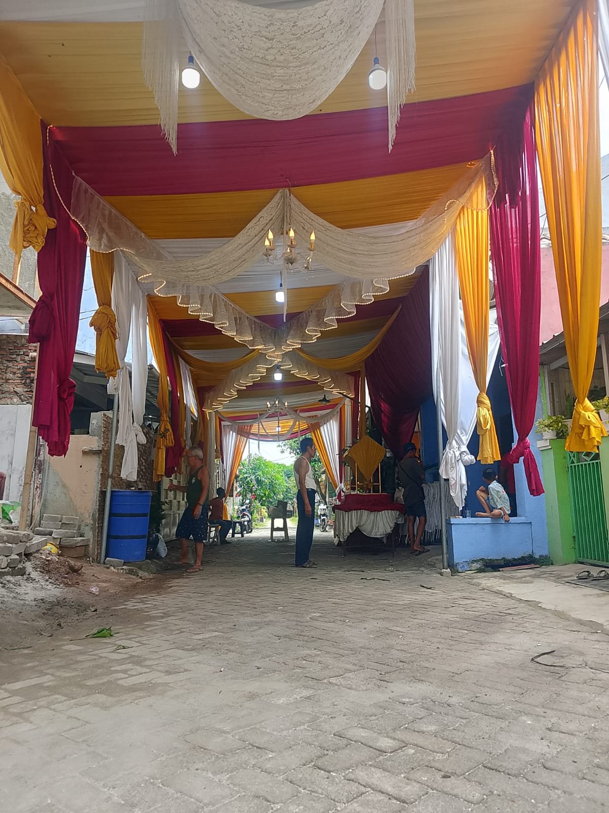 Contoh Dekorasi Pernikahan Elegan Warna Gold, Marun, dan Putih di Sebuah Gedung di Pancoran