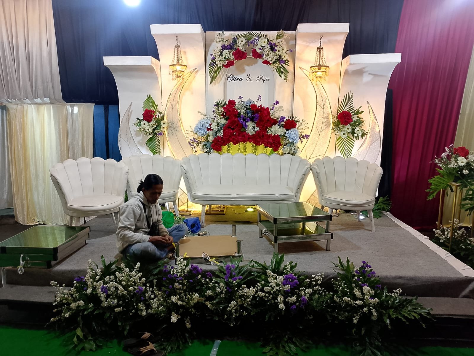 Instalasi Dekorasi Tenda Serut dan Pelaminan Elegan PestaHub di Mustika Jaya