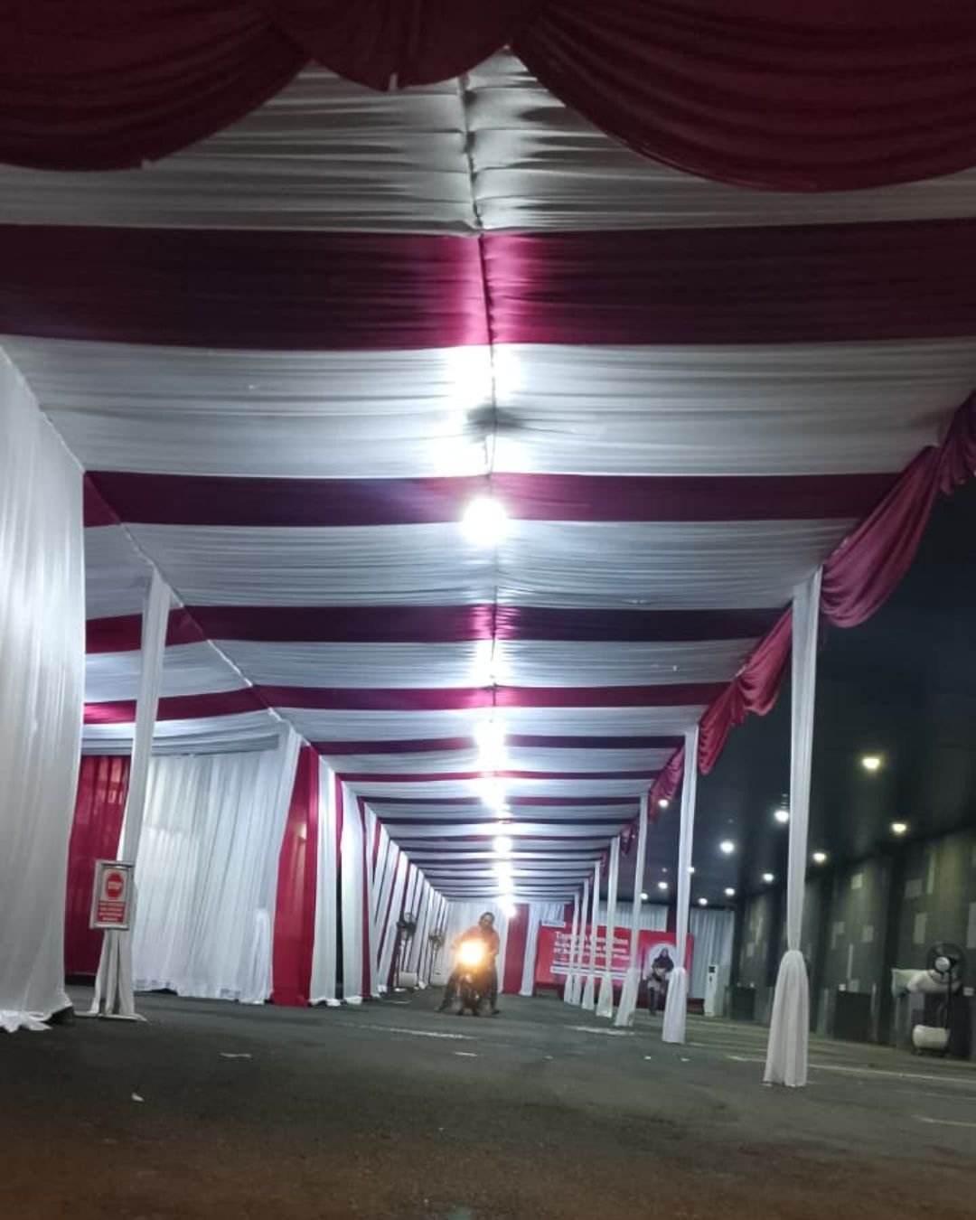 Tim PestaHub pasang tenda serut merah putih di Mampang Jakarta Selatan