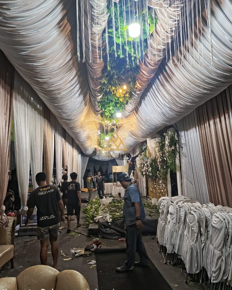 Proses bongkar sewa tenda dan alat pesta di Duren Sawit