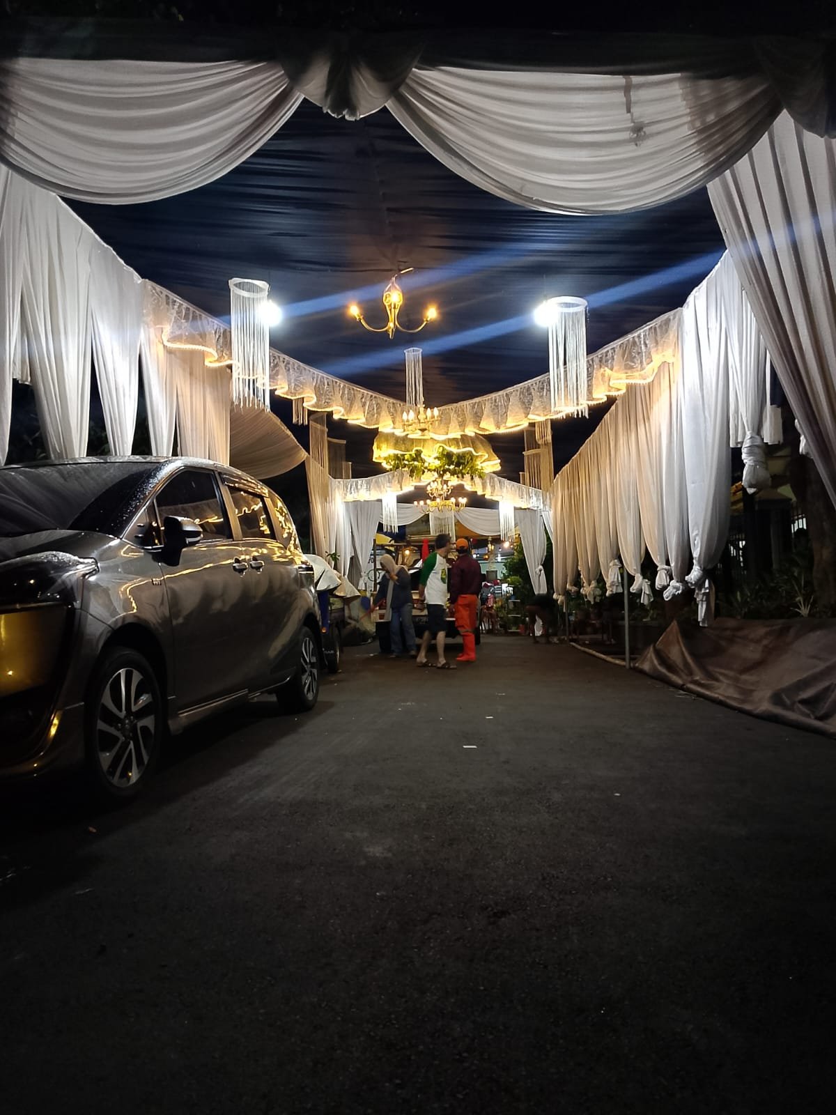 Proses perakitan tenda acara di Jatinegara oleh kru PestaHub