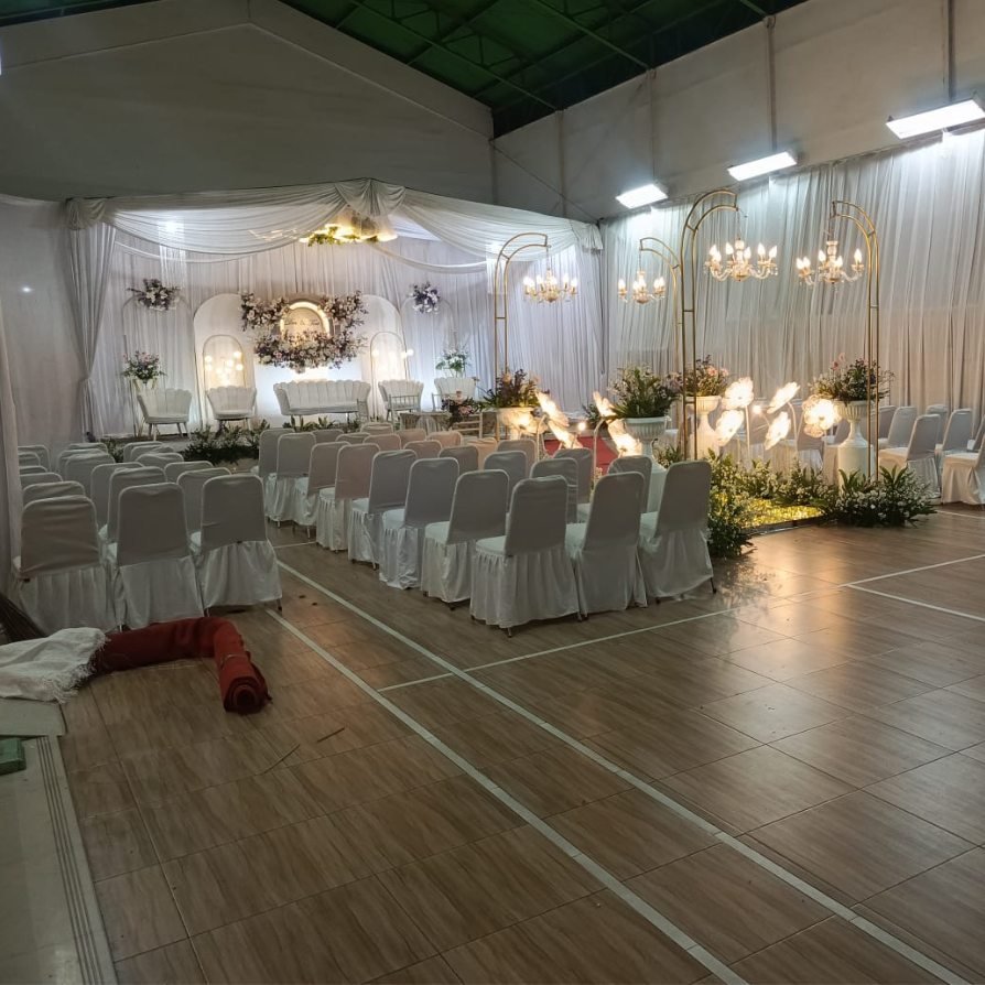 Loading alat pesta dan pemasangan sewa kursi di Jagakarsa menggunakan armada taktis PestaHub untuk akses gang terbatas.