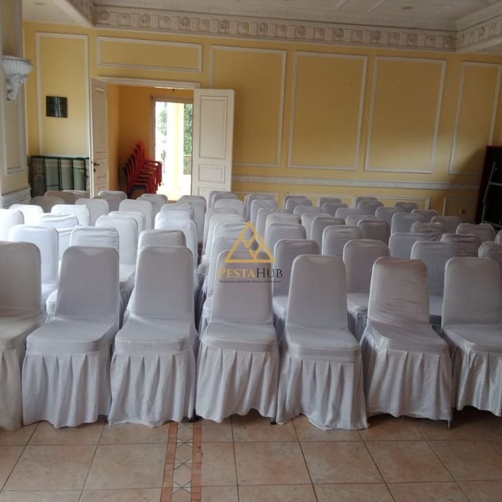 Proses bongkar muat alat pesta dan penataan kursi meja di perumahan kawasan Cilandak menggunakan armada PestaHub.