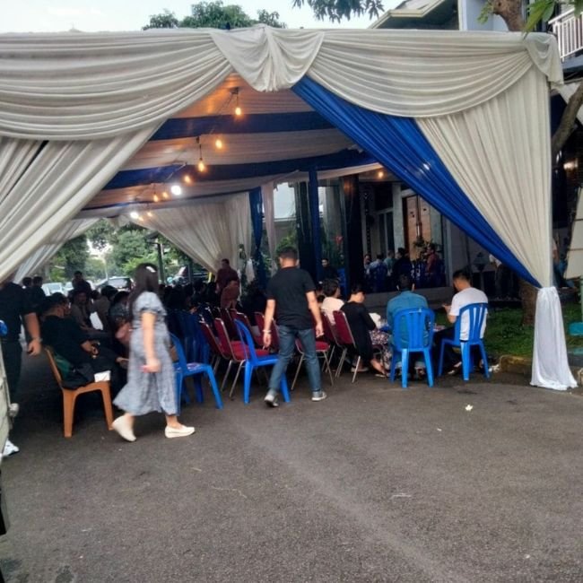 Loading alat pesta dan pemasangan sewa kursi di Kebayoran Baru menggunakan armada lengkap PestaHub untuk akses jalan besar maupun gang sempit.