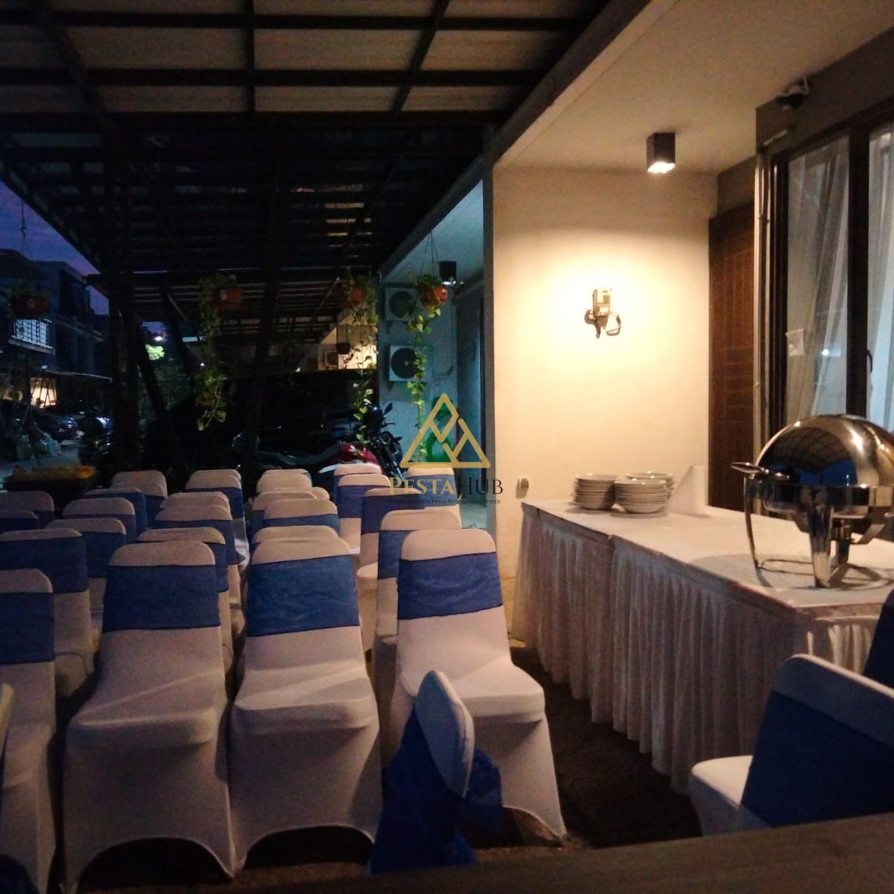 Proses loading alat pesta dan penataan kursi meja prasmanan di area Pancoran oleh tim operasional PestaHub.