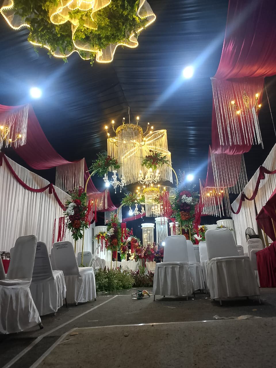 Proses loading dan penataan kursi meja pesta yang rapi di area permukiman Pesanggrahan oleh kru PestaHub.