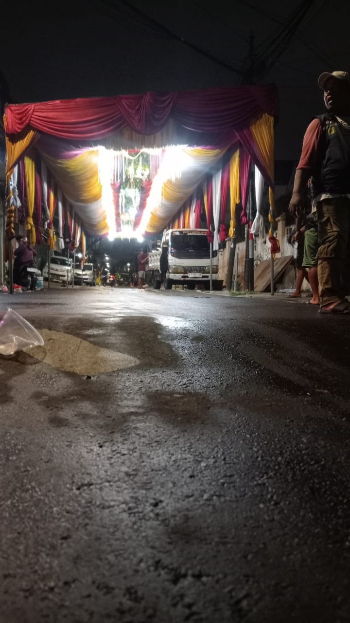 Logistik loading alat pesta dan penataan kursi meja yang profesional untuk resepsi acara di Setiabudi oleh kru PestaHub.