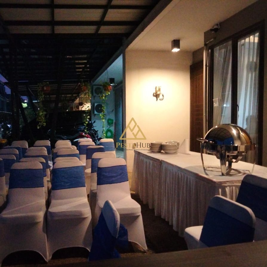 Persiapan loading alat pesta dan penataan kursi di kawasan Pasar Minggu dengan armada lincah PestaHub.