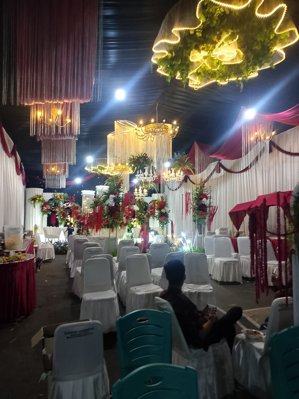 Logistik lengkap sewa kursi meja prasmanan dan alat pesta di Jakarta yang ditata rapi oleh staf profesional PestaHub.