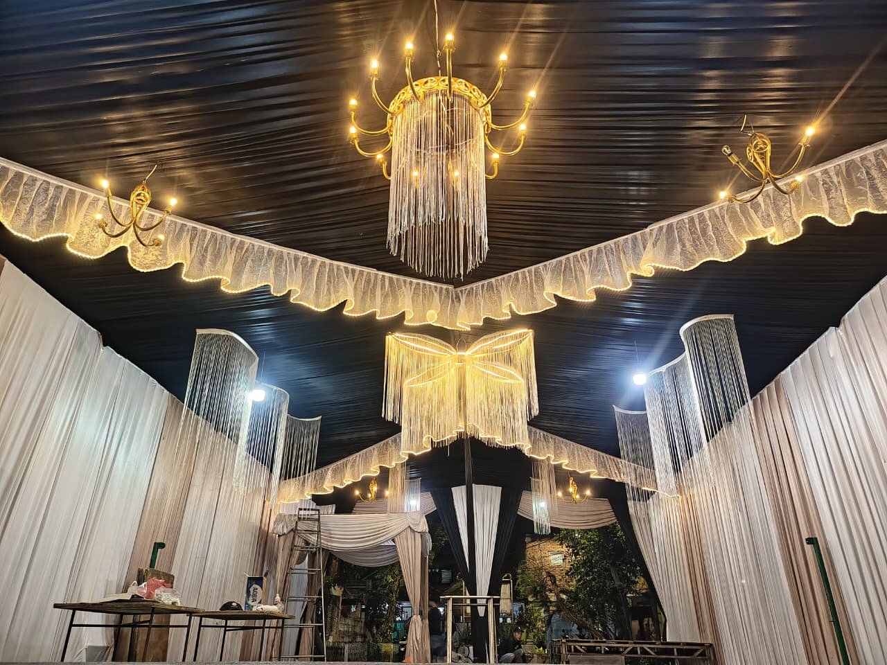 Proses pasang tenda dekorasi di Duren Sawit oleh tim PestaHub