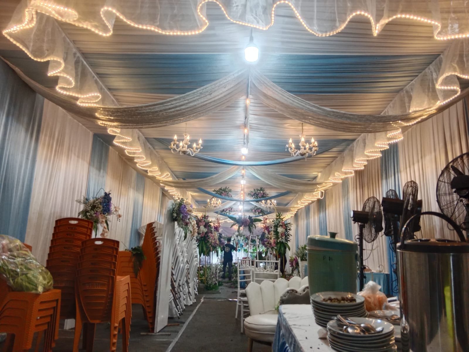 Pemasangan sewa tenda dan dekorasi elegan di kawasan Pesanggrahan, Jakarta Selatan oleh tim ahli PestaHub.