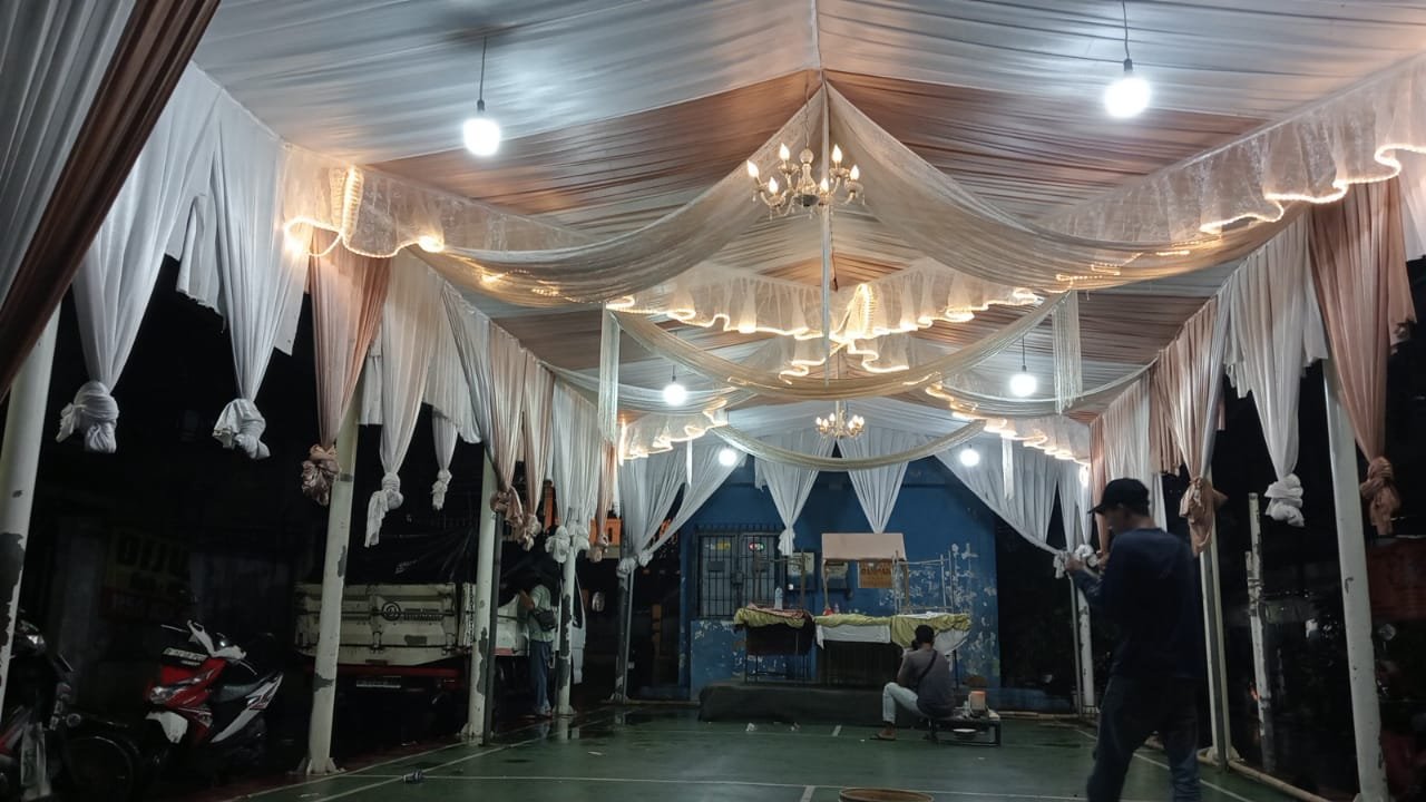 Pemasangan sewa tenda VIP dan dekorasi elegan untuk acara korporat di Setiabudi, Jakarta Selatan oleh PestaHub.